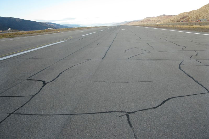 Bilde av sprekt asfalt på en flyplass - Quality Products & Services AS - Fugetjenester
